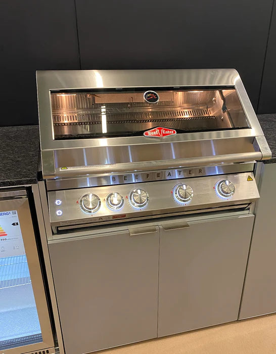 Beefeater 7000 Premium  4 burner built In BBQ,32" Wide stainless steel. (BBF7645SAE
